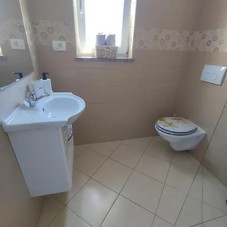 Three Lions Number 2 بولا