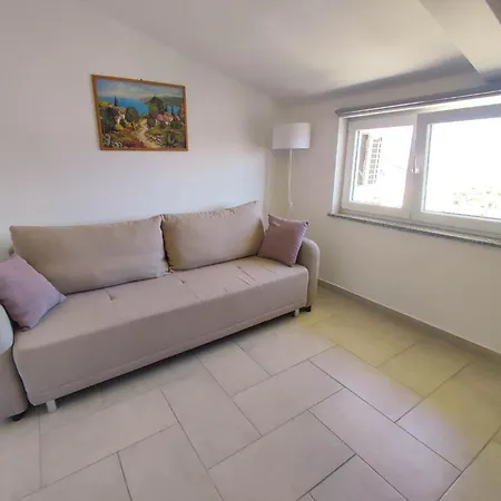 Three Lions Number 2 بولا