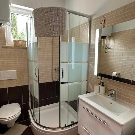 Three Lions Number 2 * بولا