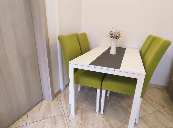 Three Lions Number 2 * Pula