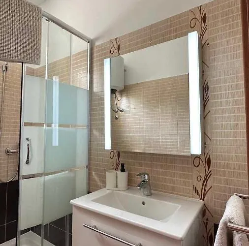 Three Lions Number 2 * Pula