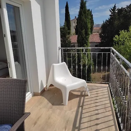 Three Lions Number 2 Apartament