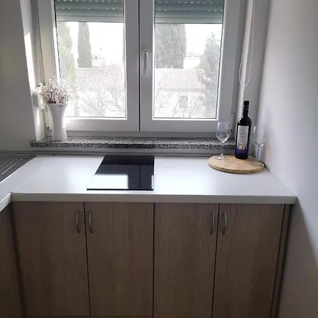 Three Lions Number 2 Pula