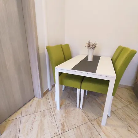 Three Lions Number 2 * Pula