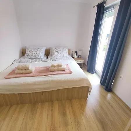 Three Lions Number 2 * Pula