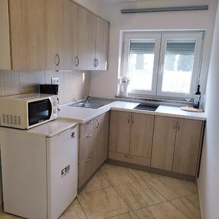 Three Lions Number 2 Apartment Pula