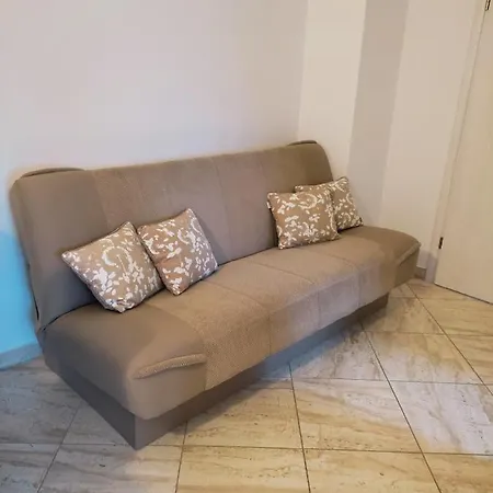 Three Lions Number 2 Pula