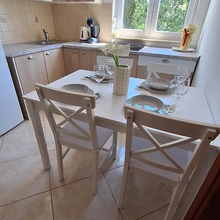 Three Lions Number 2 * Pula