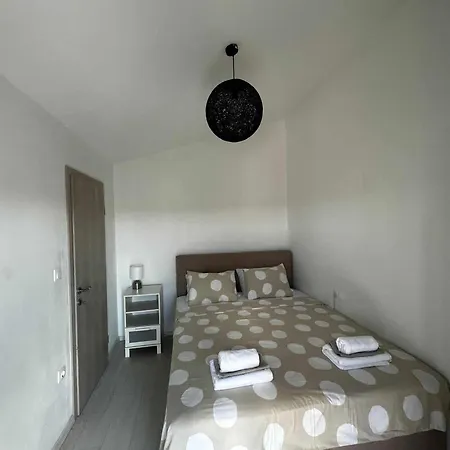 Three Lions Number 2 Apartment *