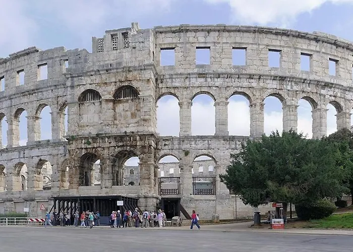 Three Lions Number 2 * Pula