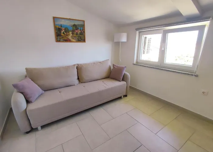 Three Lions Number 2 Pula