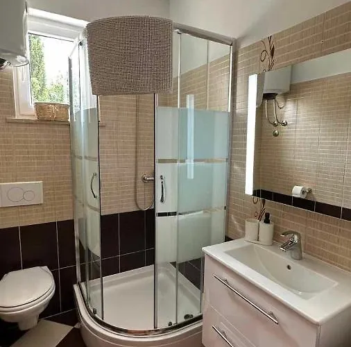 Three Lions Number 2 * Pula