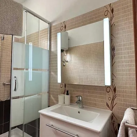 Three Lions Number 2 * Pula