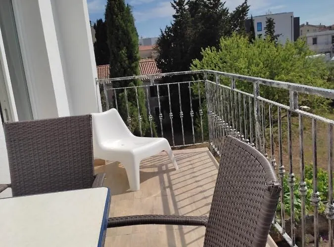 Three Lions Number 2