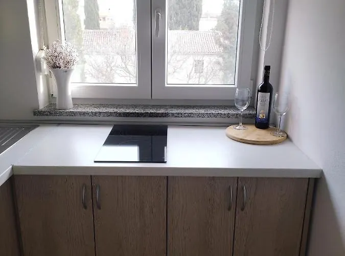 Three Lions Number 2 Pula