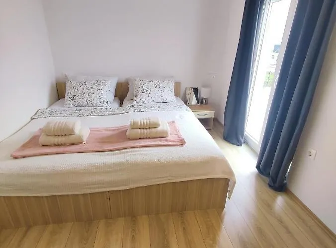 Three Lions Number 2 * Pula