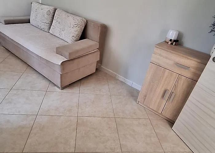 Three Lions Number 2 Pula