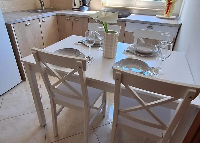 Three Lions Number 2 * Pula